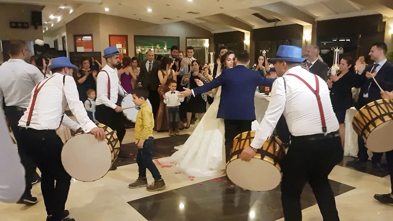 Kız evi kapı önü gelin alma merasimi ve konvoy